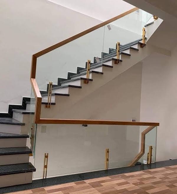 Cầu thang kính pat hông